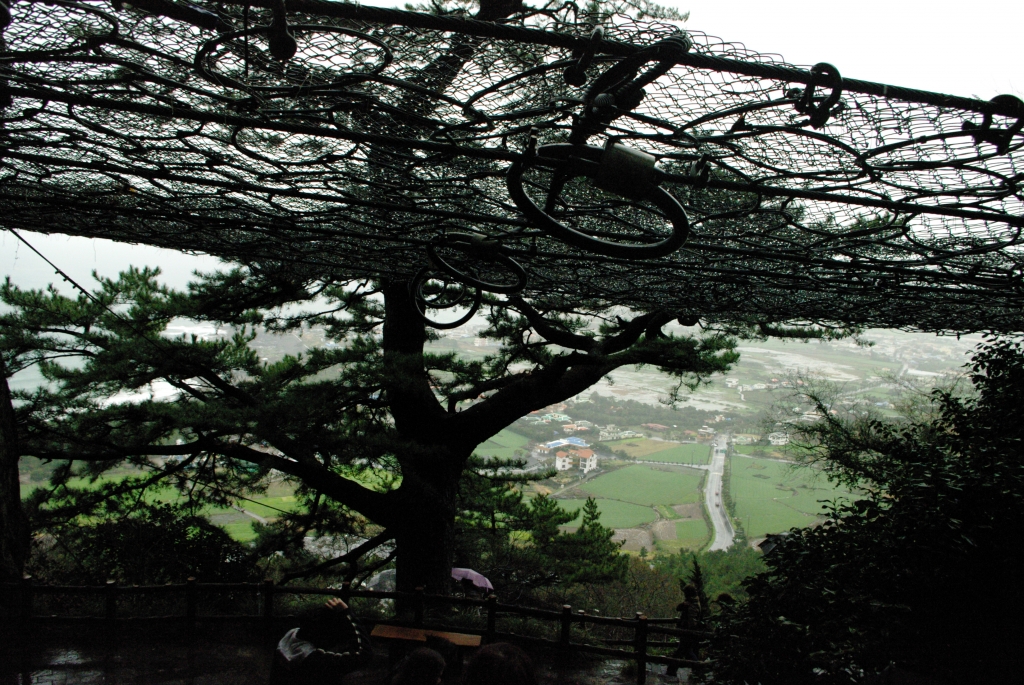 В самых опасных местах на горе Санбансан туристов