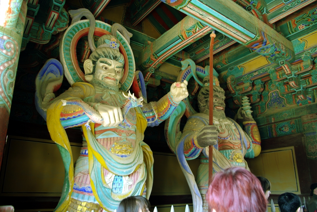Деревянные великаны в воротах Пульгукса в Кёнджу.