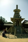 Трехъярусная, высотой более 10 метров пагода Таботхап, символизирующая начало Ян,