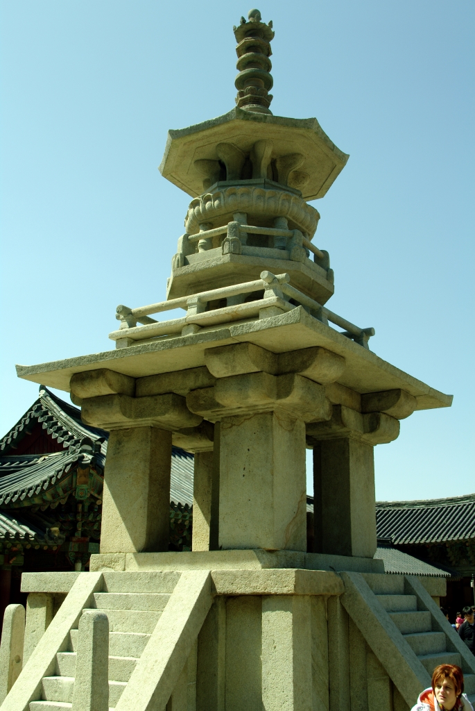 Пагода Таботхап не похожа на аналогичные строения своего