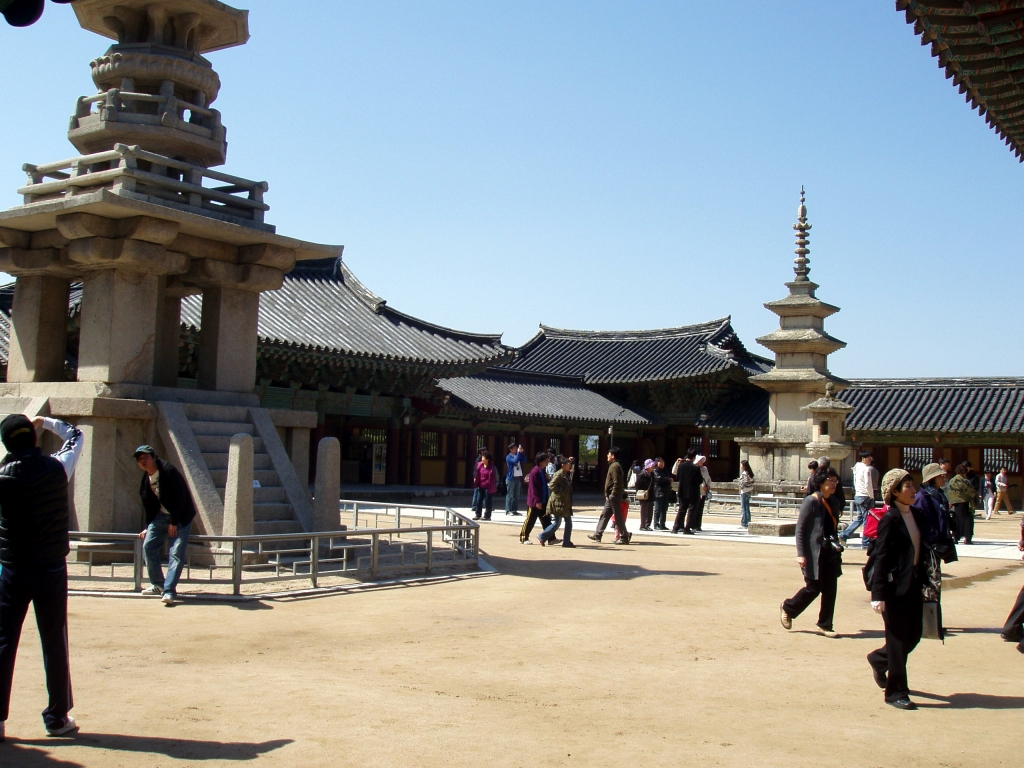 Символизируящая Инь пагода Соккатхап (справа) проще по конструкции,