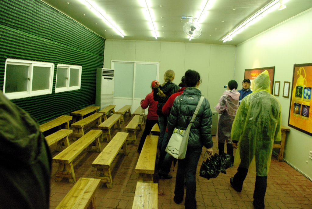 А тут посетителям читают лекцию о целительных свойствах