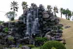 Искусственный водопад во Вдохновенном саду на острове Чеджу.