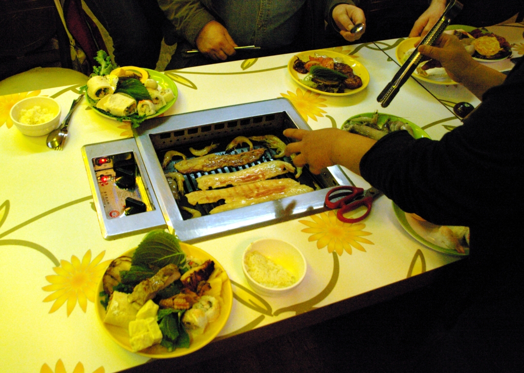 Во многих корейских кафе и ресторанах жаровня встроена