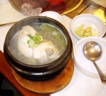 Самгетхан – целая вареная курица, начиненная различными пряностями и корнем