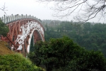 Мост семи нимф Чхильсонёгё в парке водопадов Чхонджеён на острове