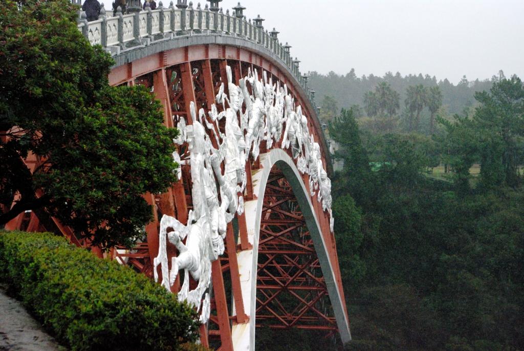 Одно из названий этого моста в парке Чхонджеён
