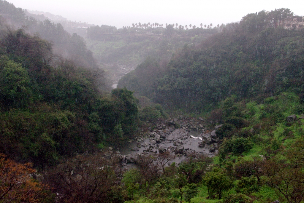 Ущелье в парке водопадов Чхонджеён. В нем -