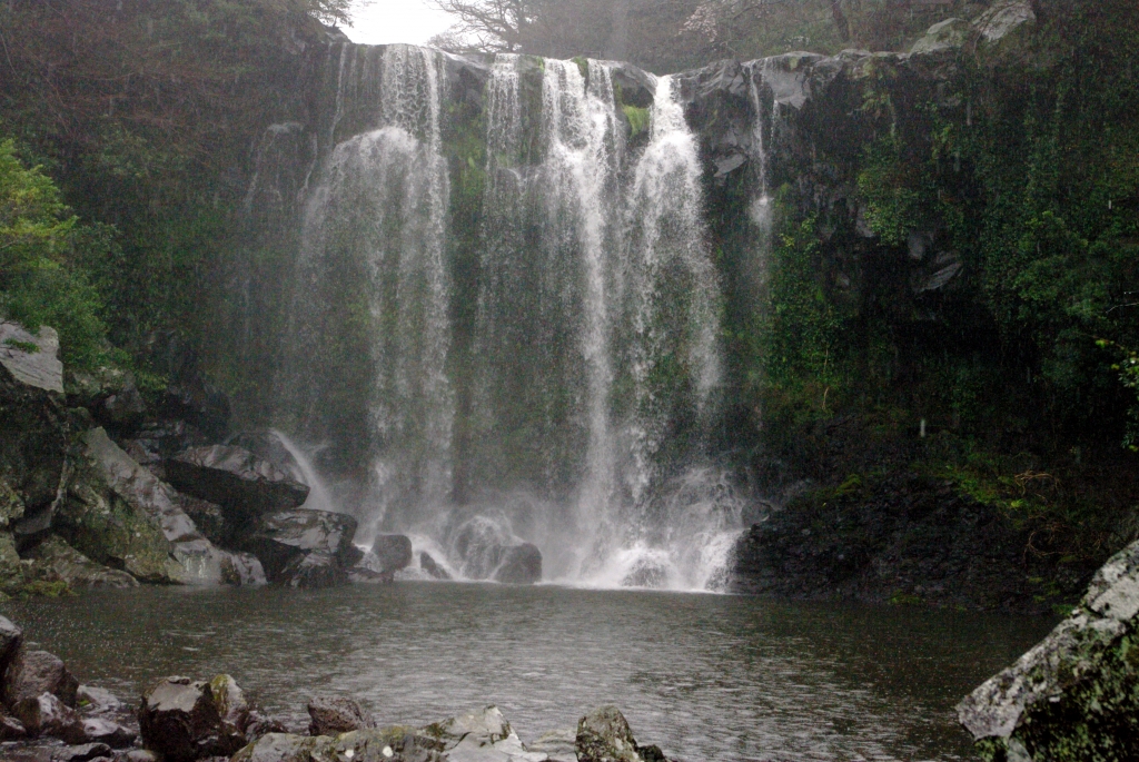 Самый большой, второй водопад в парке Чхонджеён. 