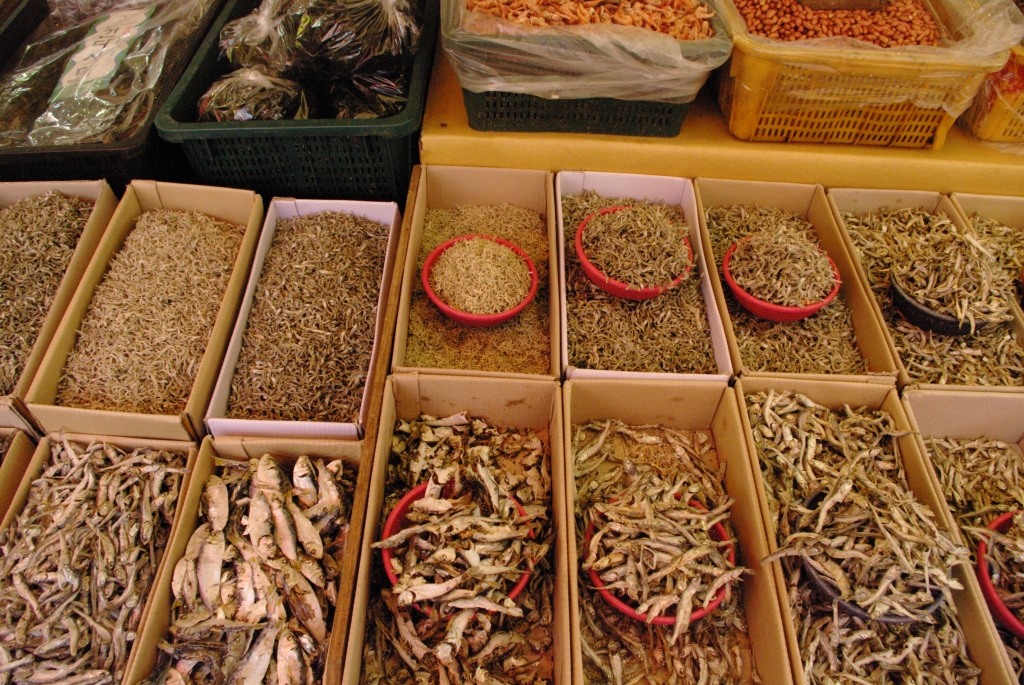 Огромное количество сушеных рыбок на рынке в Пусане.