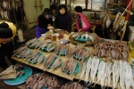 Знаменитый рыбный рынок в Пусане начинает работать с рассвета. Продавщицы