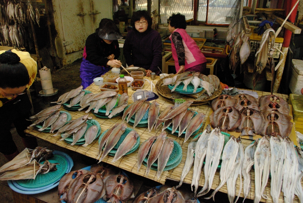 Знаменитый рыбный рынок в Пусане начинает работать с