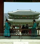 У входа во Дворец Лучезарного Счастья (Кёнбоккун) в Сеуле.