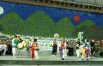 Народные корейские танцы прямо на улицах Сеула.