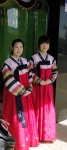 Девушки в национальных одеждах около обзорной башни в Пусане.