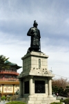 Памятник адмиралу Ли Сун Сину в парке Ёндусан в Пусане.