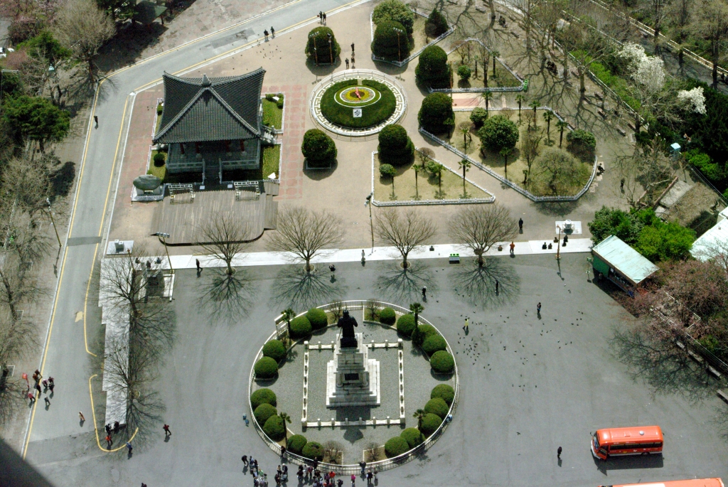 Памятник адмиралу Ли Сун Сину, вид с обзорной