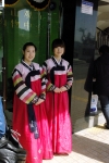 Девушки в корейской национальной одежде возле обзорной башни в Пусане.