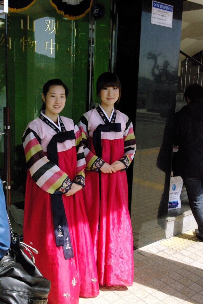 Девушки в корейской национальной одежде возле обзорной башни
