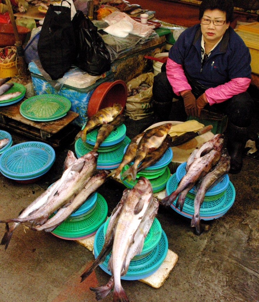 Рыбу и морепродукты продают, в основном, женщины. Это