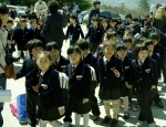 Корейские младшие школьники у входа в храмовый комплекс Пульгукса.