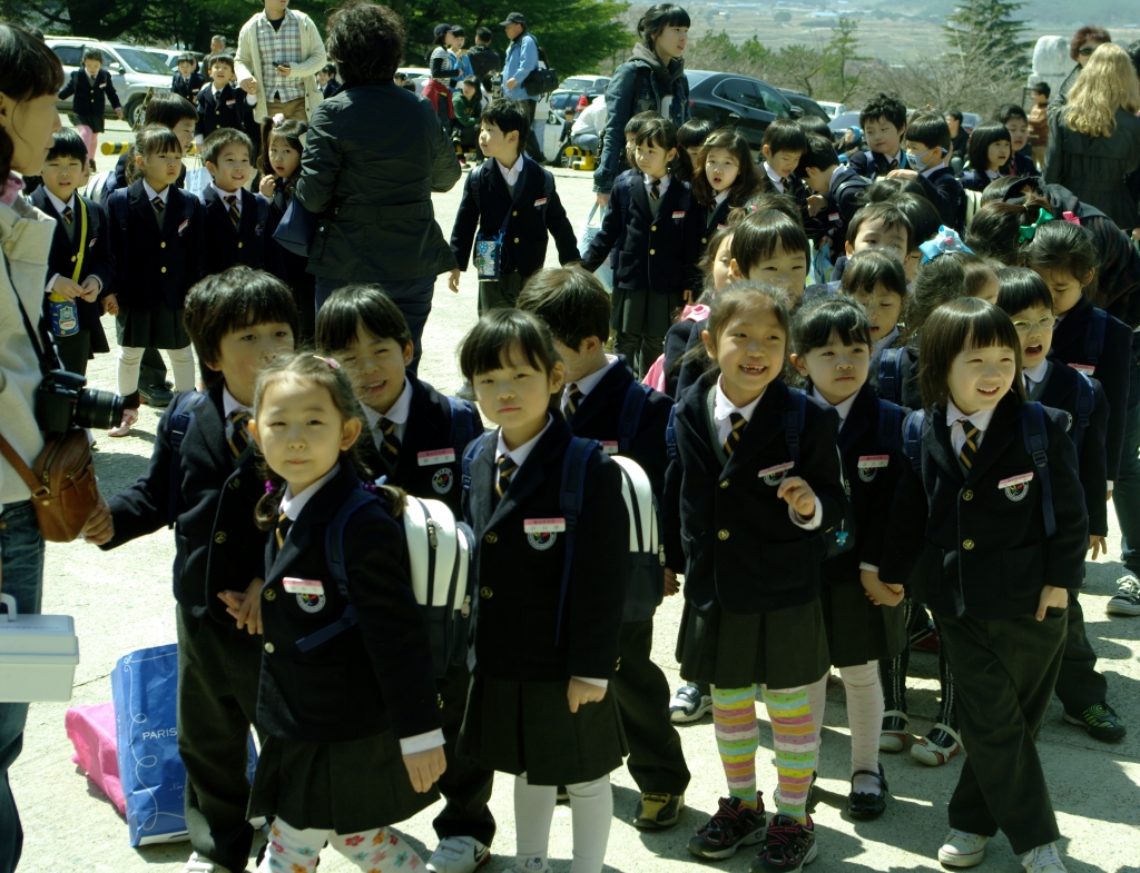 Корейские младшие школьники у входа в храмовый комплекс