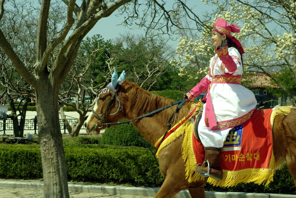 Всадница в корейской национальной одежде недалеко от Обсерватории