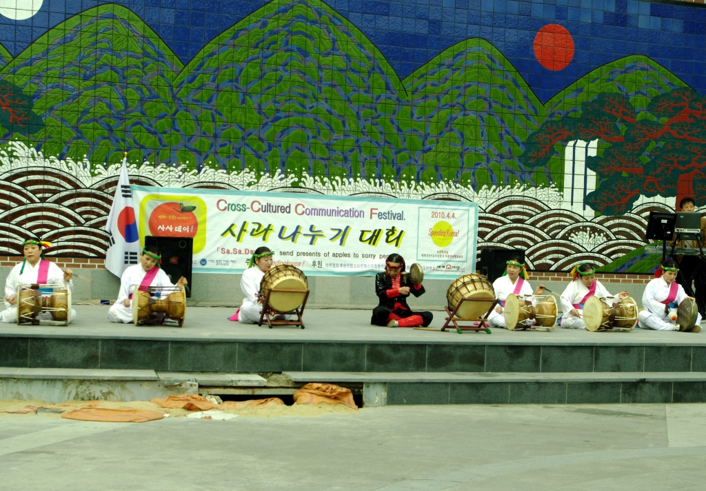 Фестиваль народного искусства на улице Сеула. Женщины, играющие
