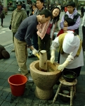 Прямо на улицах Сеула туристьам показывают, как традиционно делают рисовое