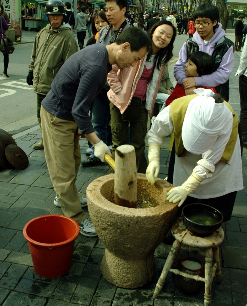 Прямо на улицах Сеула туристьам показывают, как традиционно