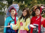 Симпатичные корейские девушки в национальных костюмах. К прохожим не пристают,