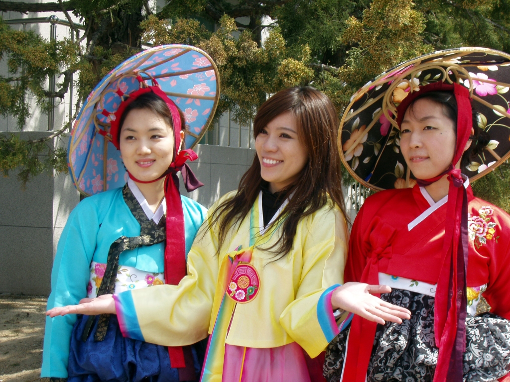 Симпатичные корейские девушки в национальных костюмах. К прохожим