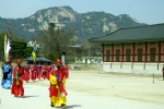 Смена караула у дворца Кёнбоккун в Сеуле.