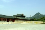 Кёнбоккун - самый большой дворцовый комплекс в Сеуле.