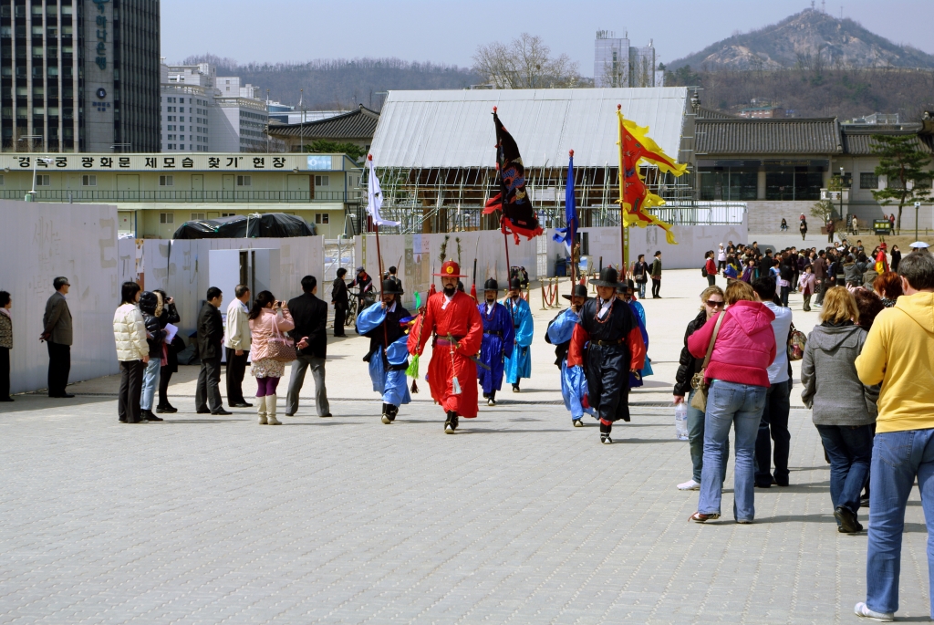 Возле дворца Кёнбоккун. Идет подготовка к смене караула