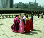 Между прочим, вход во дворец в национальных одеждах совершенно бесплатен.