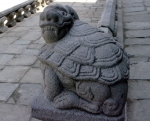 Замечательная каменная черепаха в Кёнбоккун.