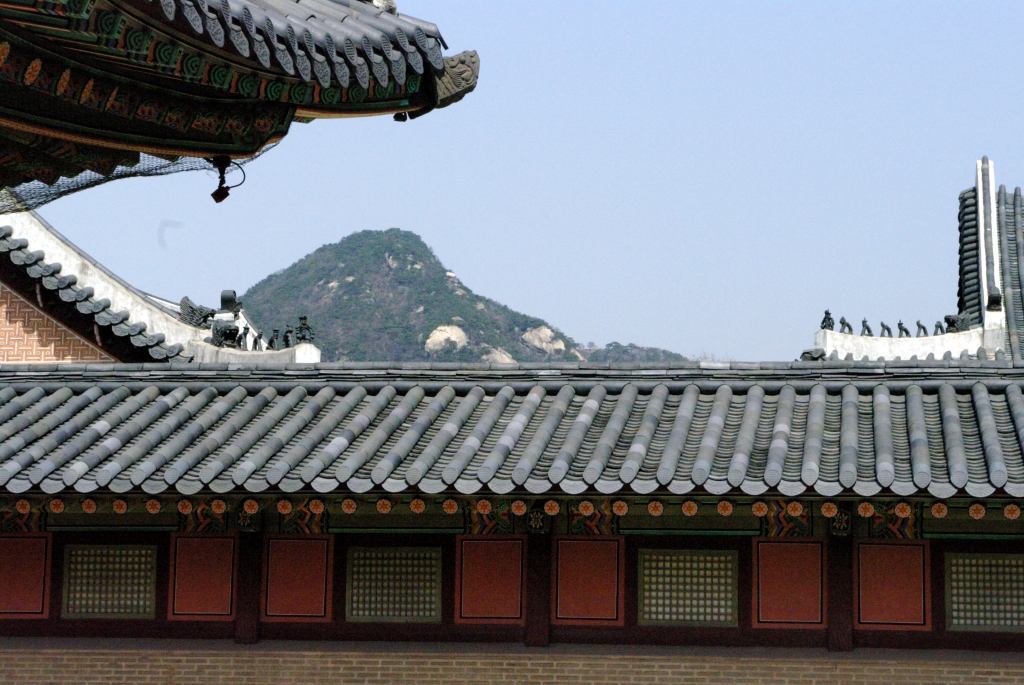 Очень большое впечатление производят крыши дворца Кёнбок на