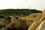 Маяк Ульги и мостик на скалу Тэванам. Вид со стороны