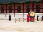 Важную роль в церемонии смены караула королевской гвардии у Кёнбоккун