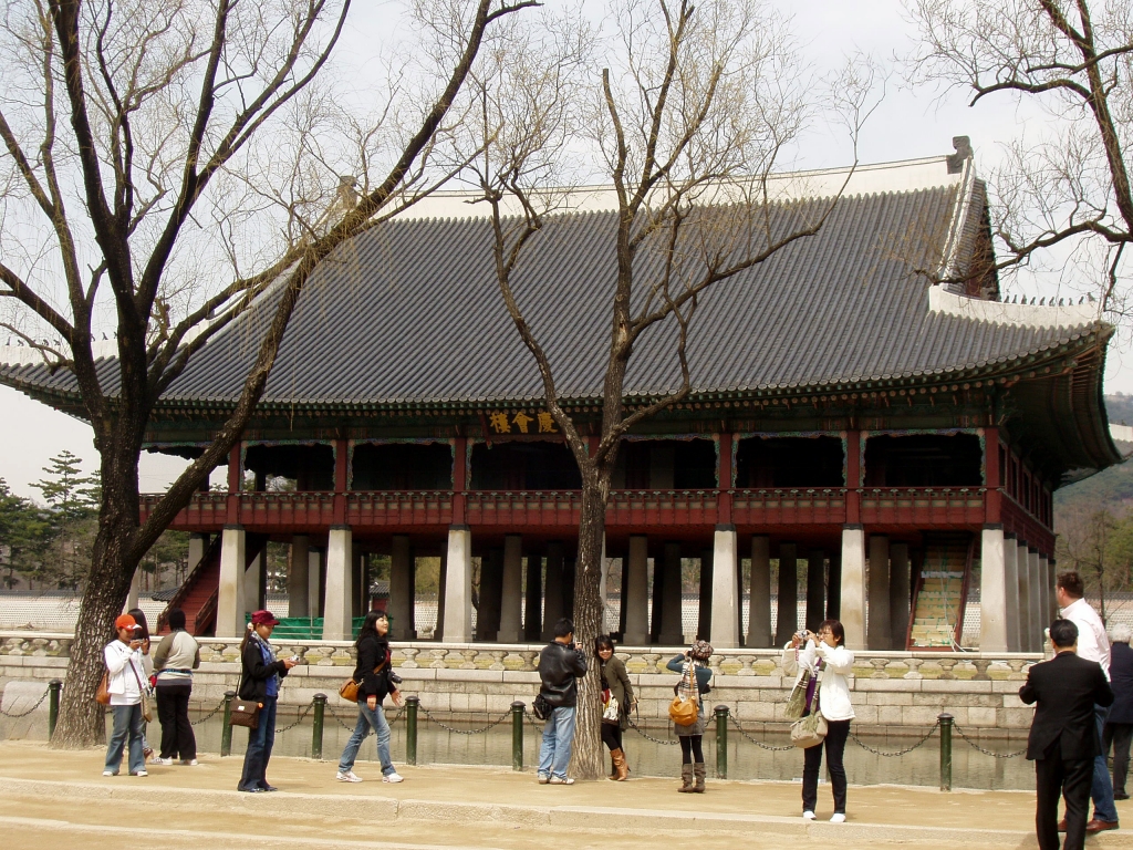 Один из символов Кореи - живописный павильон Кёнхверу.