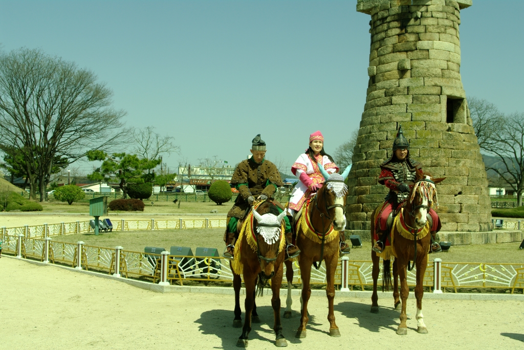 Эти всадники ни у кого не просят денег.