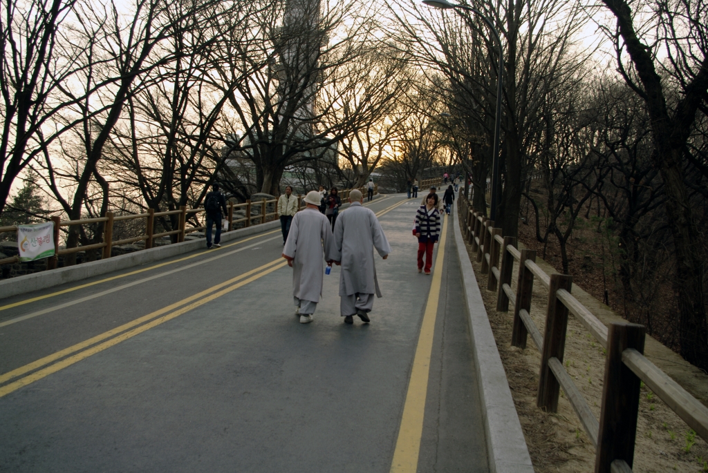 К телебашне можно подняться не только на фуникулере,