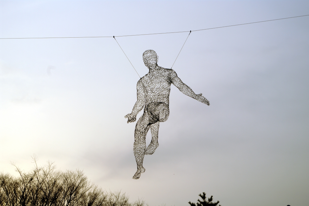 Такие человеческие фигуры из проволоки подвешены вокруг телебашни.