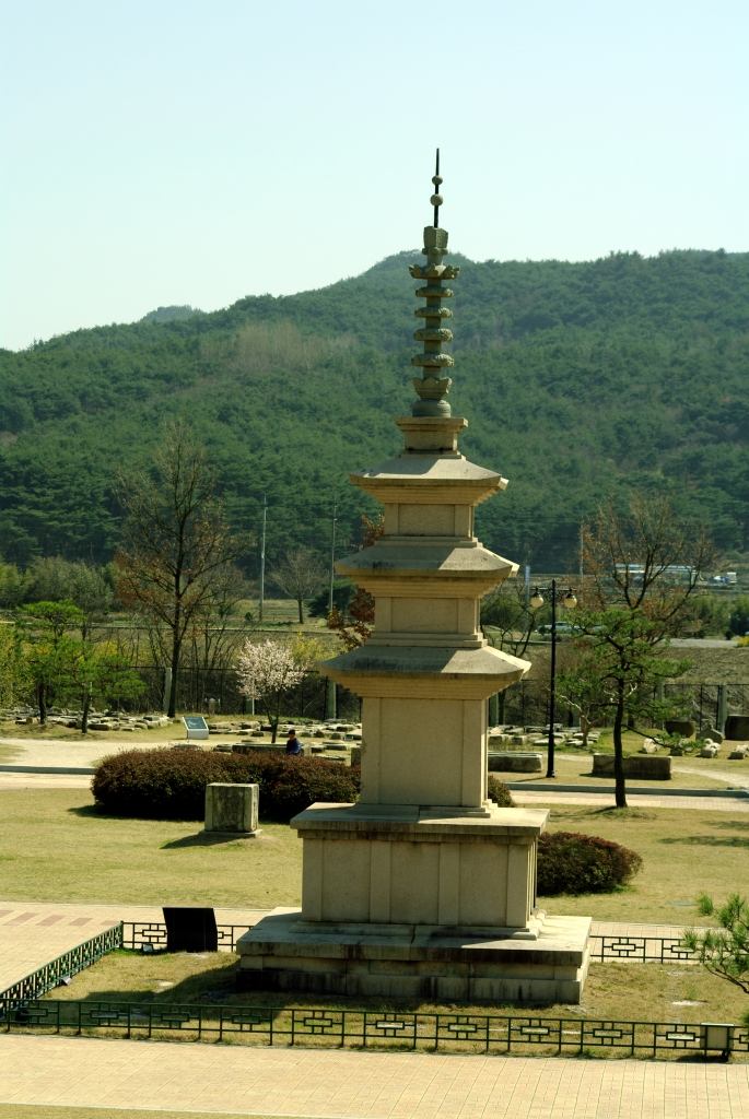 Одна из пагод у Национального музея Кёнджу.