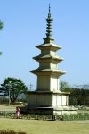 Пагода, символизирующая начало Инь. Расположена у Государственного музея Кёнджу.