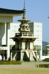 Пагода, символизирующая начало Ян. Расположена у Государственного музея Кёнджу.