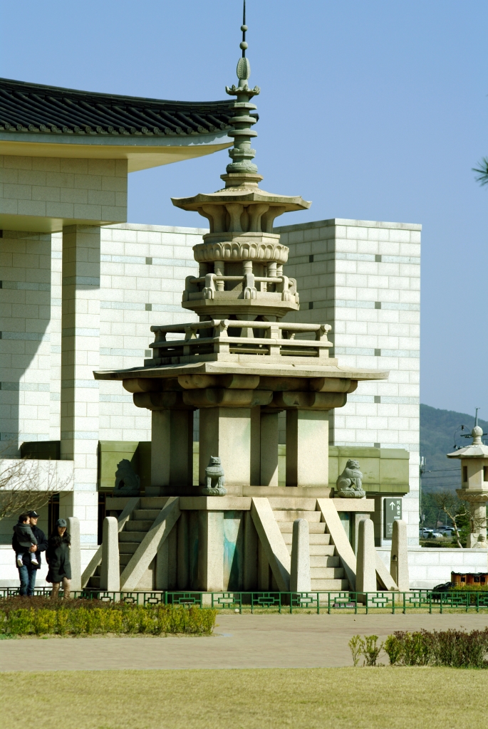 Пагода, символизирующая начало Ян. Расположена у Государственного музея