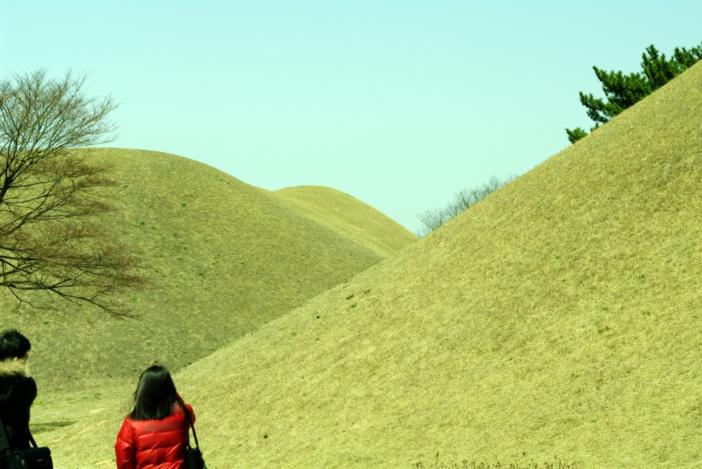 Древние курганы-захоронения в парке Дэрынвон, в Кёнджу. Курганы