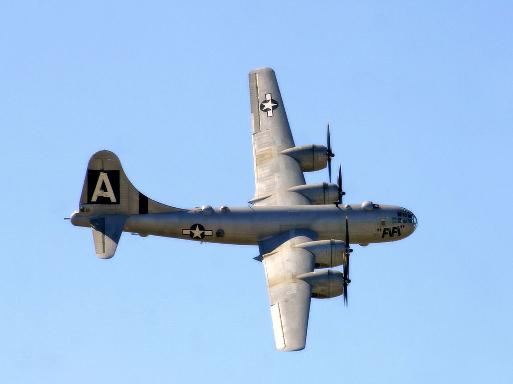 Знаменитый американский Боинг "Летающая крепость" (B-29 Superfortress). Именнос